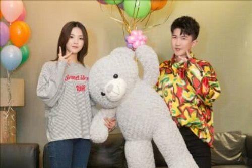 娱乐吃瓜爆料背景图